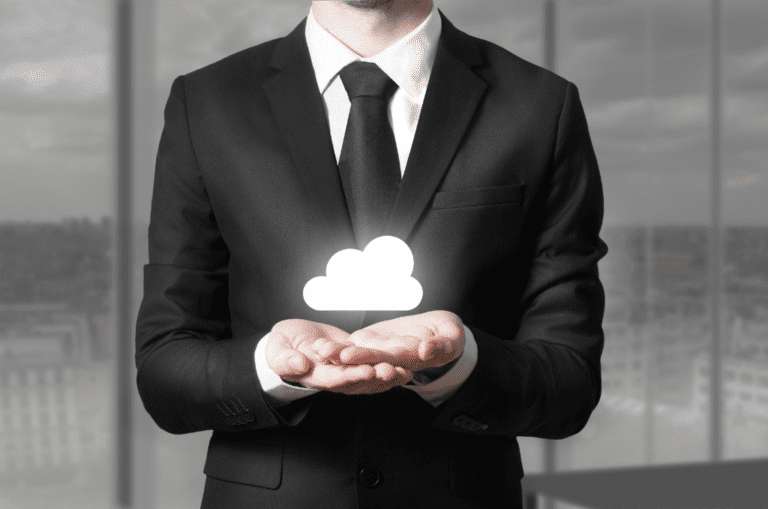 Hombre con nube entre manos